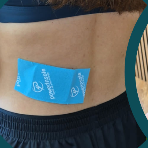 Die PowerInSoul mit blauem Tape unten am Rücken einer Frau befestigt