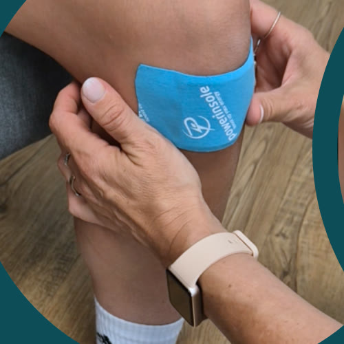 Die PowerInSoul mit Tape am Knie, die Hände drücken das Tape an